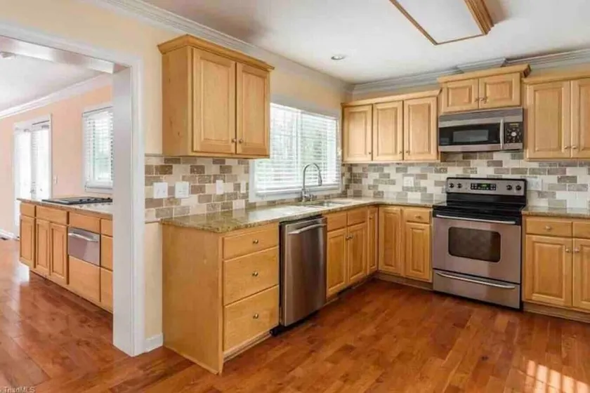 6BR Greensboro home with Pool. 3 miles from I-85 - Image 1