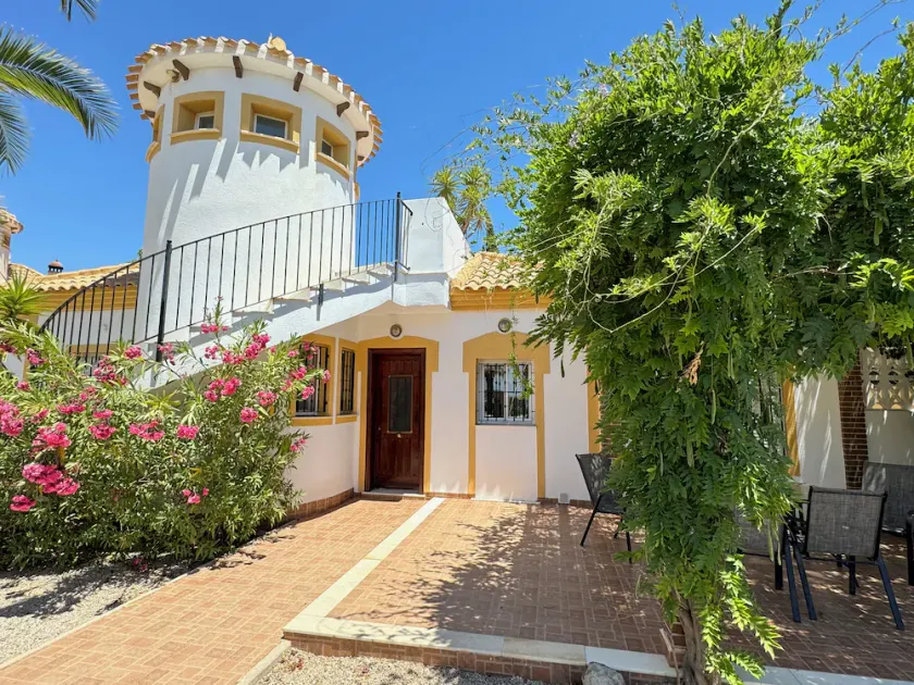 Luxusvilla mit großem, mediterranem Garten und privatem Pool in Küstennähe - Image 1