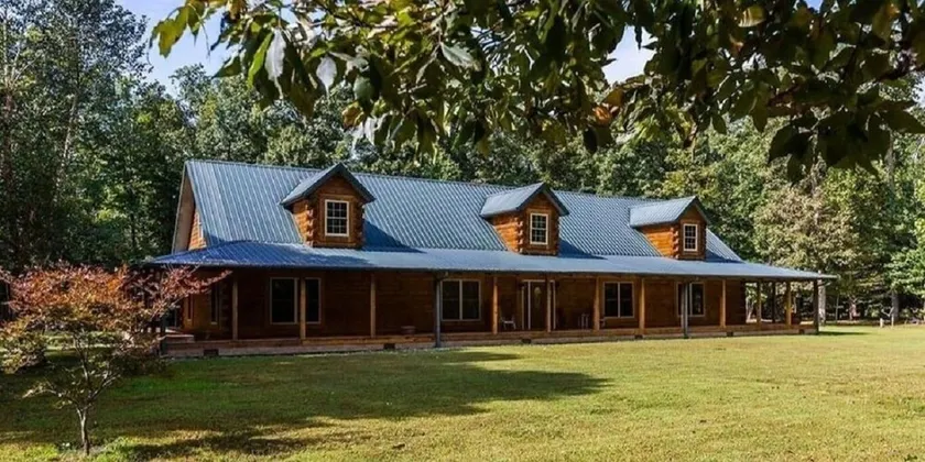 4500 sq ft Secluded Log Cabin Home on 17 acres - Image 1