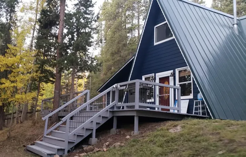 Mountain Bliss is a quiet mountain retreat, sleeps 6, hot tub, pet friendly - Image 1