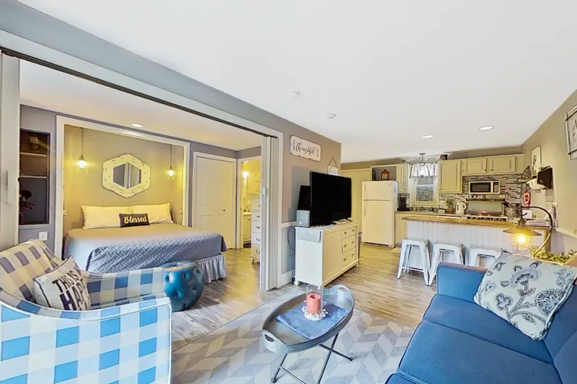 Lakeside condo with beach/water access, pool & sports courts - Image 1
