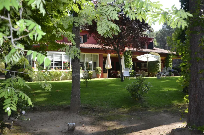 Villa in Luxus-Urbanisation mit Tennis und Pool im schönen Wald - Image 1