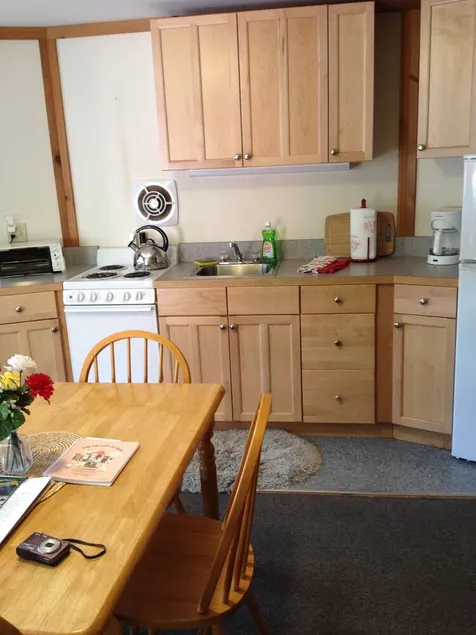 Comfortable Two Bedroom Apartment in Bar Harbor, ME. Free Parking. Dogs Welcome! - Image 1