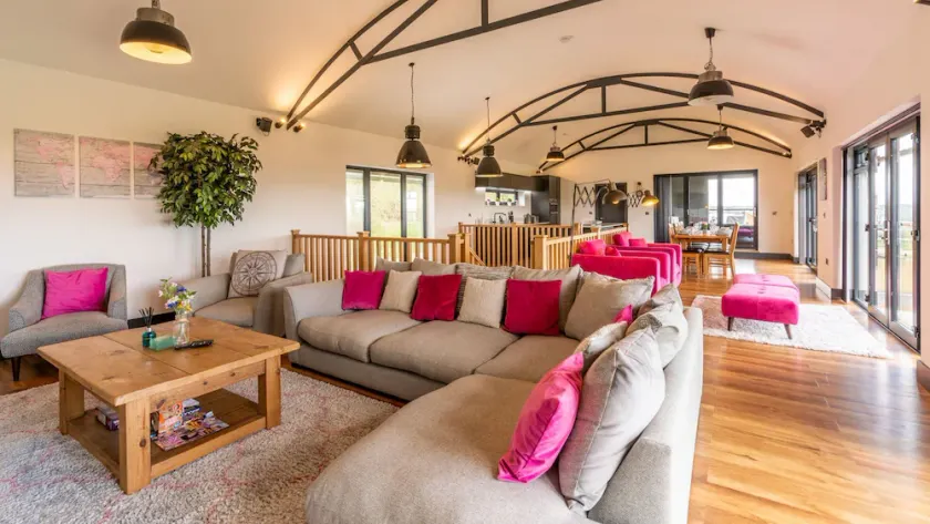 Lower Lodge Barn - sleeps 8 guests  in 4 bedrooms - Image 1