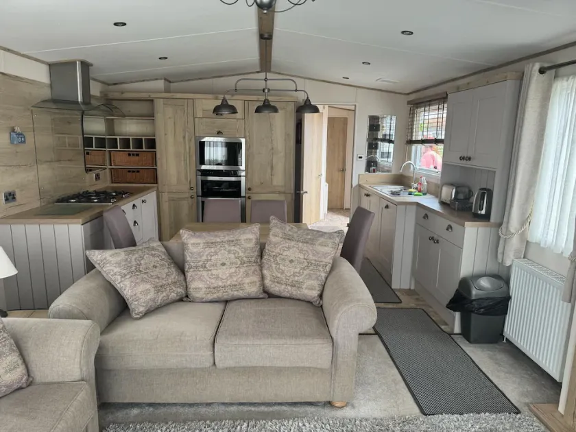 Luxury 2 Bedroom van linen included Pets go Free - Image 1