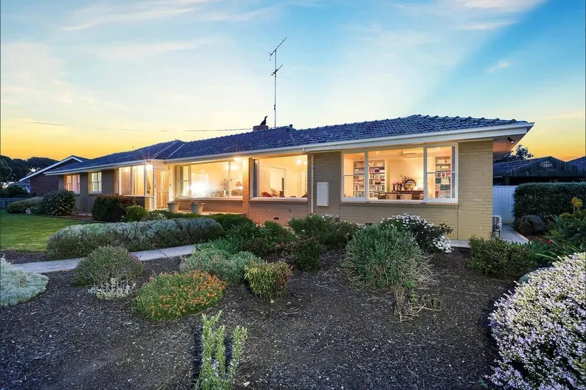 Waterfront Port Foreshore SpiritOf Tasmania View Geelong 12stay Pool next Avalon - Image 1