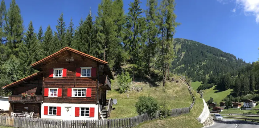 Cosy ski retreat Swiss Alps 10 min to Arosa Sleeps 6. Spectacular mountain views - Image 1