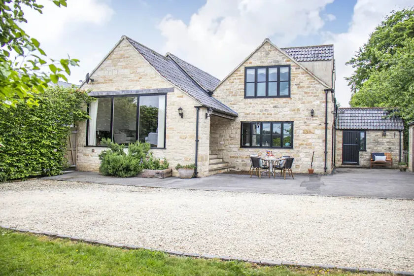 Lovely Cotswolds farm house on an award winning vineyard with stunning views - Image 1