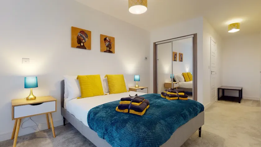 Luxury 2 Bed Apartment with Parking 18 mins from London - Image 1