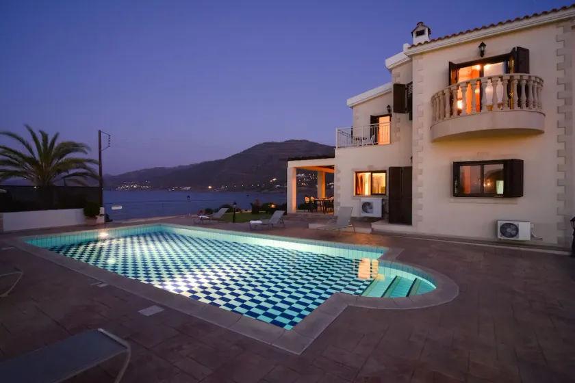 Villa neuve avec piscine privée et vue panoramique sur les montagnes et la mer - Image 1