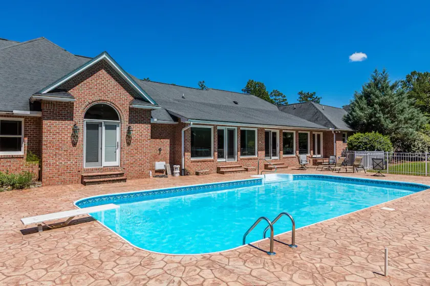 Large House w/ Private pool - perfect for Golfing Groups 12 beds - Image 1