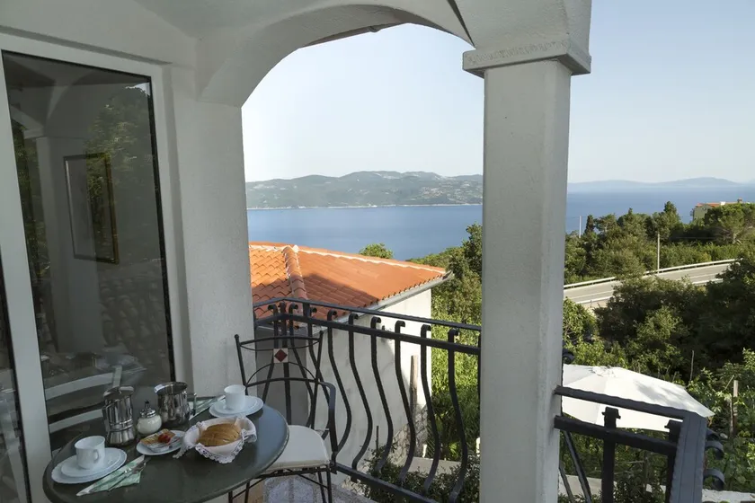 Apartment with Balcony and Sea View - Image 1