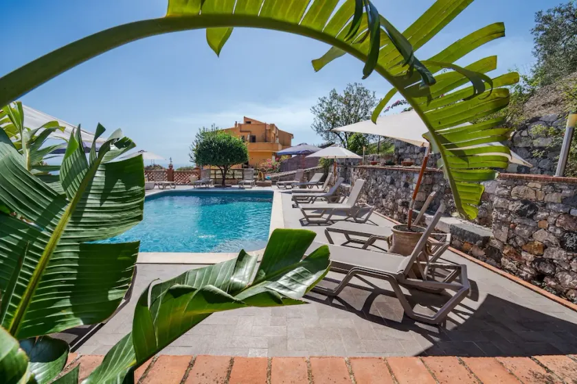 Wohnungen in freistehender Villa in 8 individuelle Wohnungen mit Pool umgewandelt - Image 1