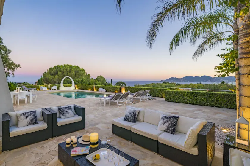 Beautiful contemporary villa, with splendid panoramic sea view - Image 1