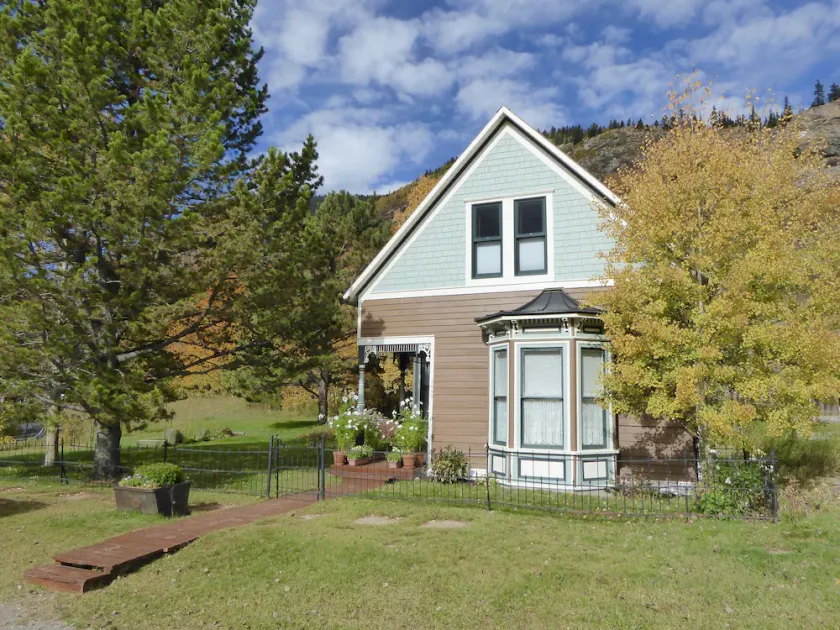Enjoy some R & R at this historic cottage in the best neighborhood in town! - Image 1