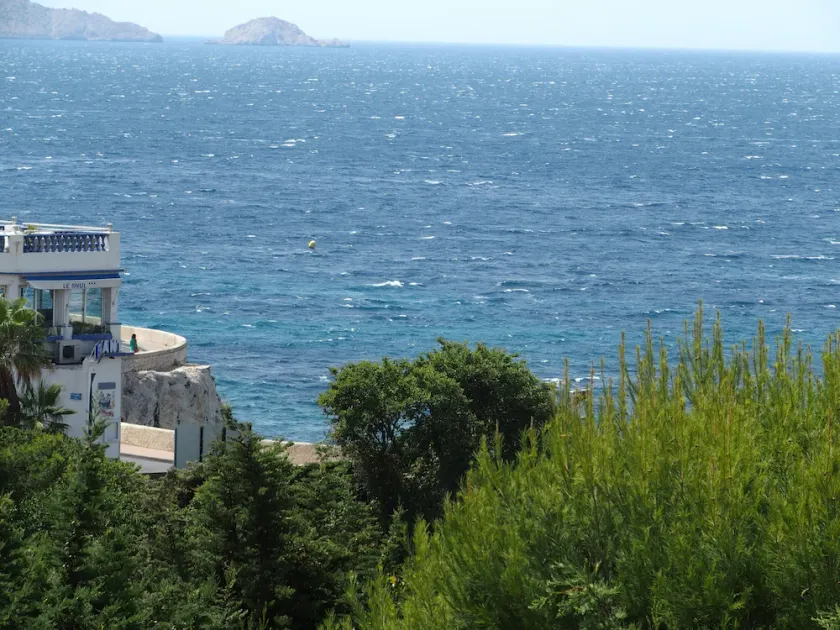 En balkon over havet. Et værelse i byen - Image 1