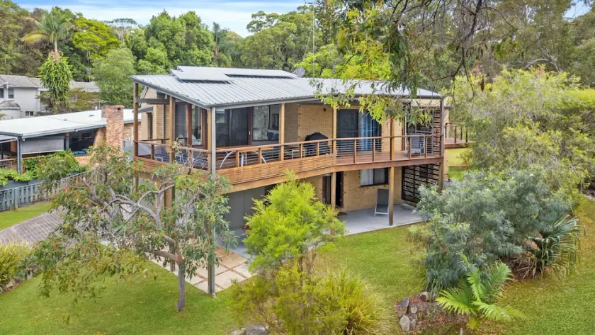 Ocean Mist Beach House | 5 bedroom, 2 bathroom, sleeps 10, 400m to beach - Image 1