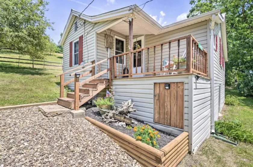 Less than 2 miles from Smoke Hole  Pet Friendly - Image 1