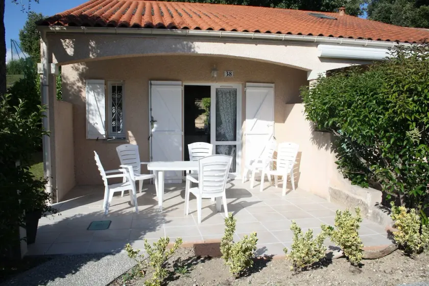 Komfortabel villa i bolig med pool og tennisbane - Image 1