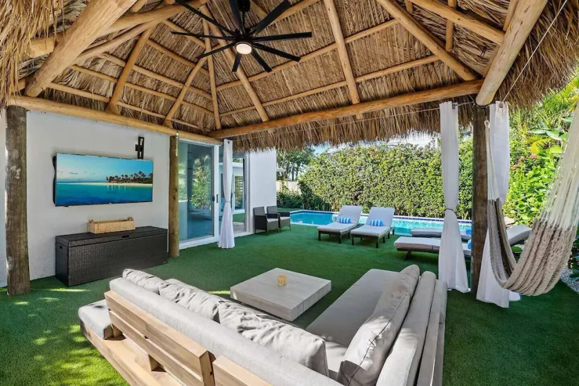 Bungalow East - Luxury Vacation Rental - Image 1