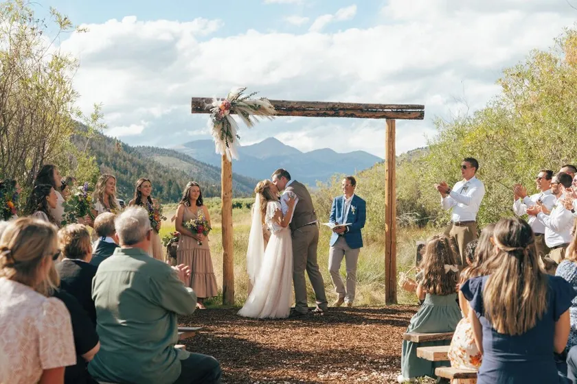 Séjour de mariage dans les montagnes du Colorado – Fêtez, mangez et dormez au même endroit ! Animaux acceptés. - Image 1