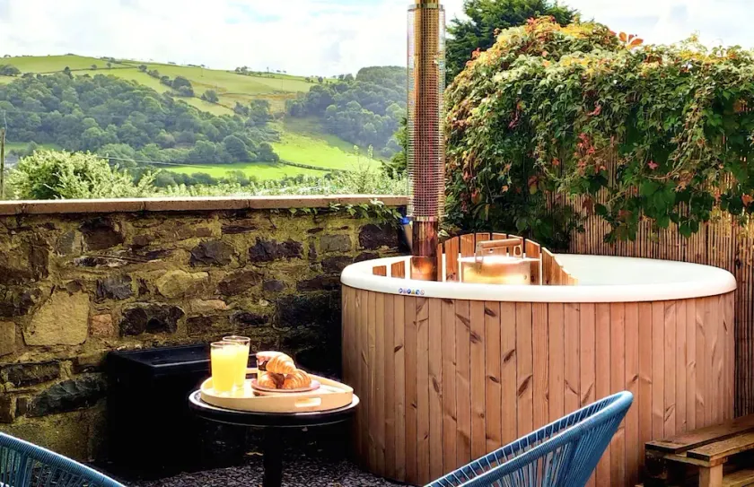 Spacious heated Yurt with Hot tub, 5 mins to beach - Image 1