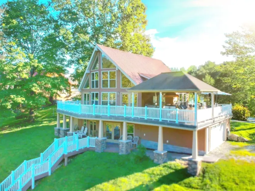 Lakehouse with covered dock, slide, and outdoor kitchen! Close to I-75, trails. - Image 1