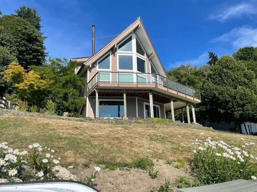 Waterfront cabin facing the sunset - Image 1