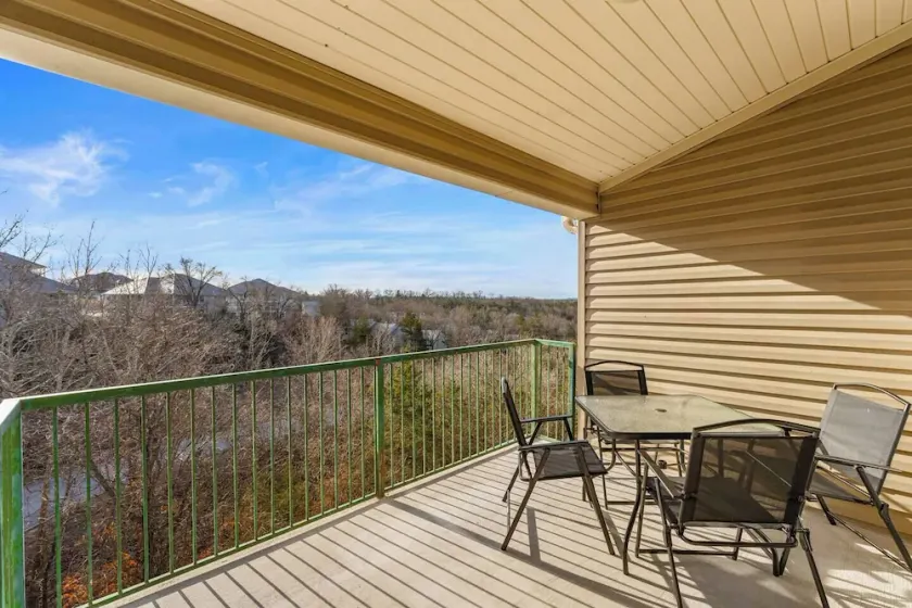 Cozy Top Floor 2BR Condo with View and Amenities!! - Image 1