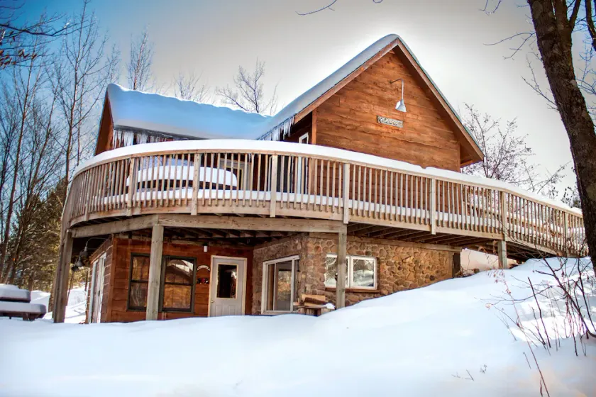 Enjoy views of the river with comfortable space for the whole family! - Image 1