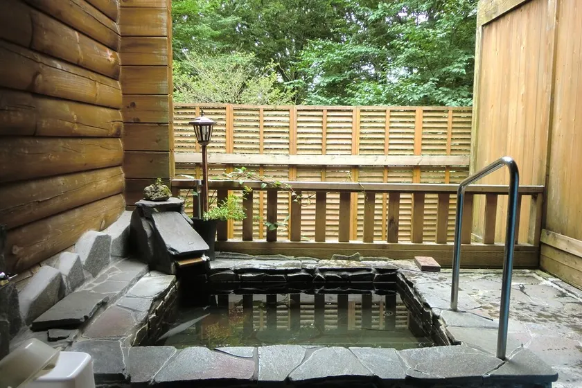 Log Pension Pepe Rosso - Image 1