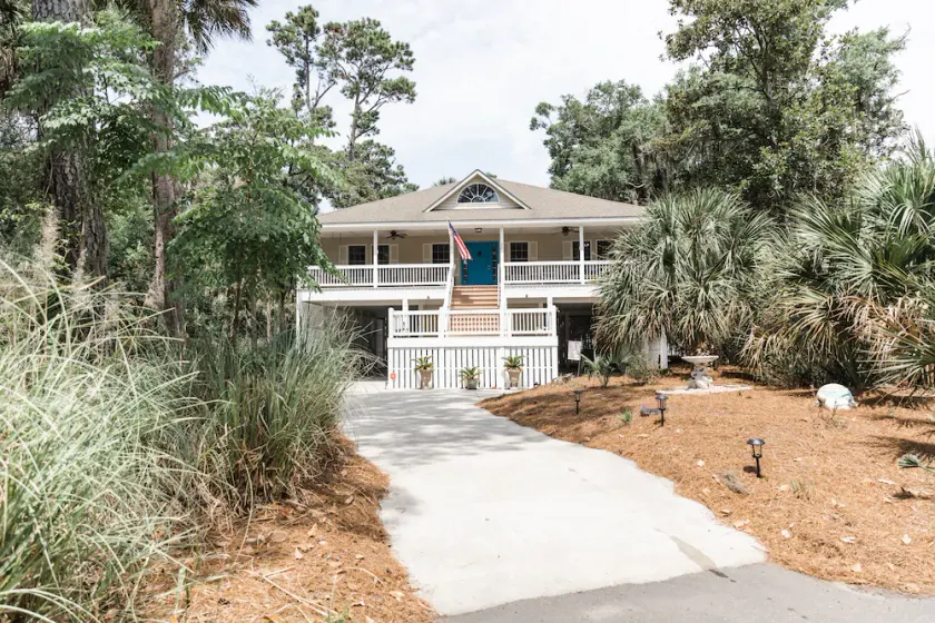 Exceptional 4 bedroom coastal cottage with heated pool access, walk to the beach - Image 1