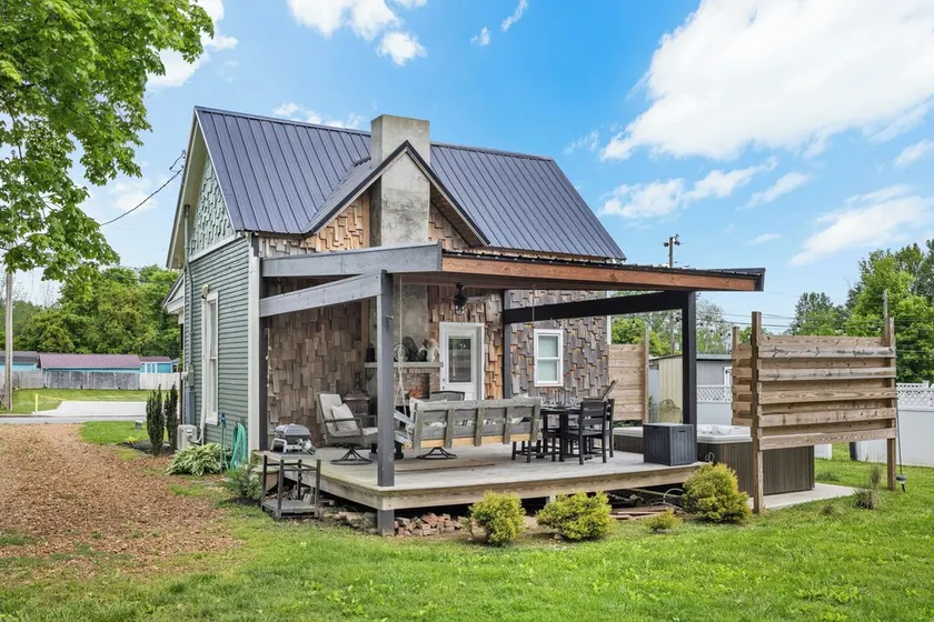 Walk to Historic Downtown Bell Buckle~Webb~Hot Tub~Fireplace~Tiny Home - Image 1