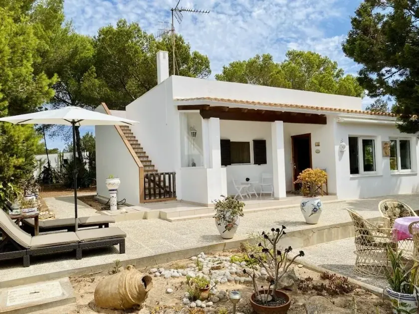 Vacation home with sea views and large plot directly on Playa Migjorn - Image 1
