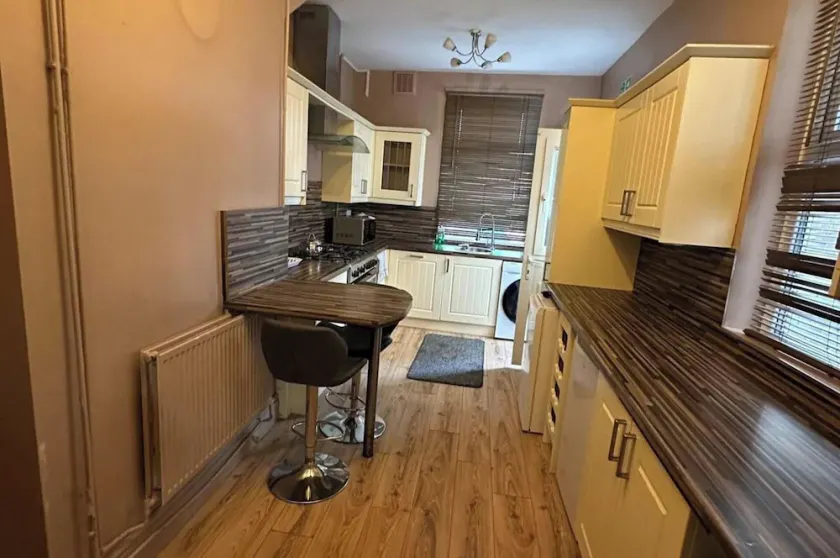 4 Bed House - Sleeps 10 - Garden - Parking - Wifi - Image 1