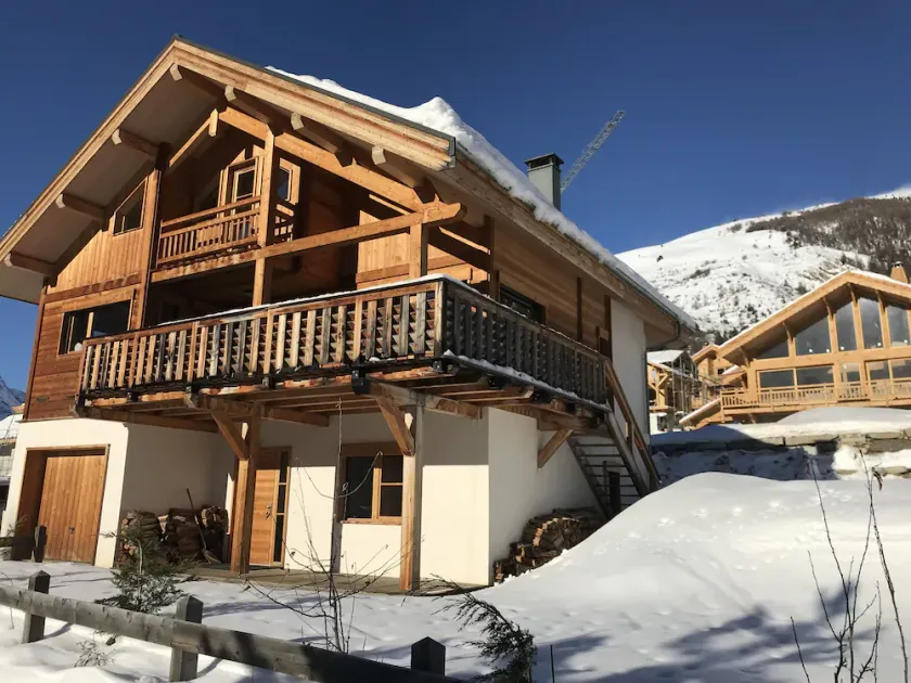 Chalet contemporaneo e autentico nel villaggio di Monétier les Bains<br><br> - Image 1