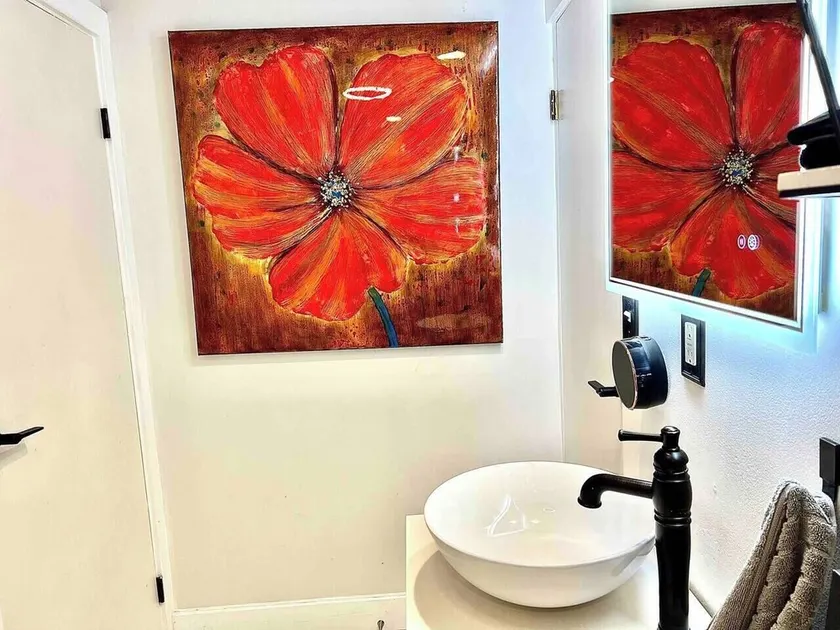 Vintoca Luxury Honeymoon Suite Farm Retreat - Image 1