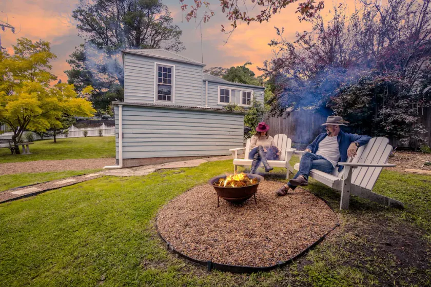 Pet-Friendly Blue Mountains Cottage with Indoor Fireplace - Image 1