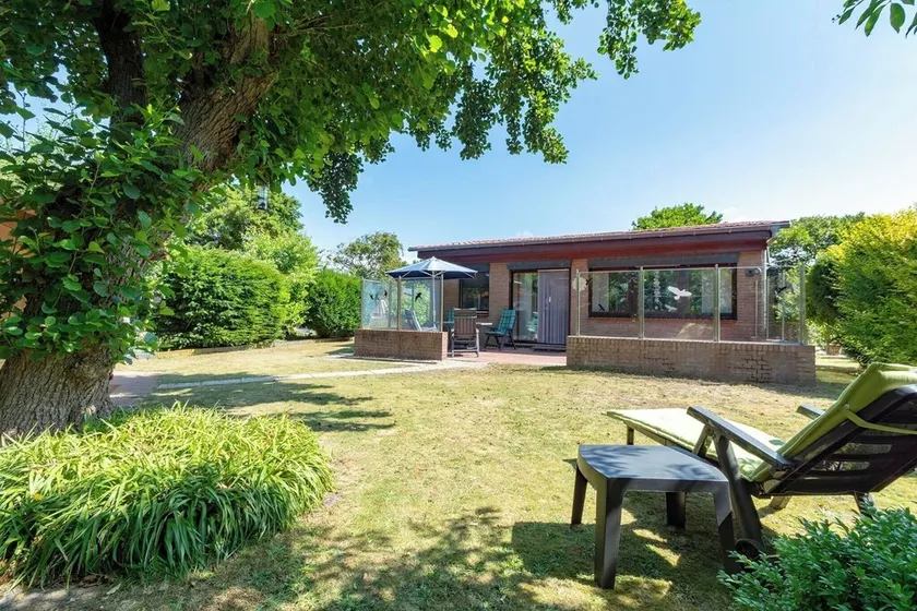 Bungalow at Garnekuul park with garden - Image 1