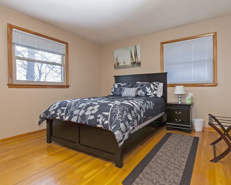 * 10 sovplatser / Rymlig Midcentury Charmer! Minuter till centrum / Opryland gratis Wifi * - Image 1