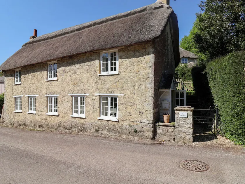 THE GATEHOUSE, pet friendly, country holiday cottage in Axmouth - Image 1