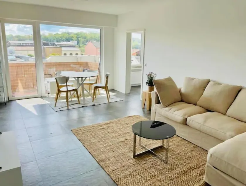 Large 1 bedroom with Terrace & Parking - Image 1