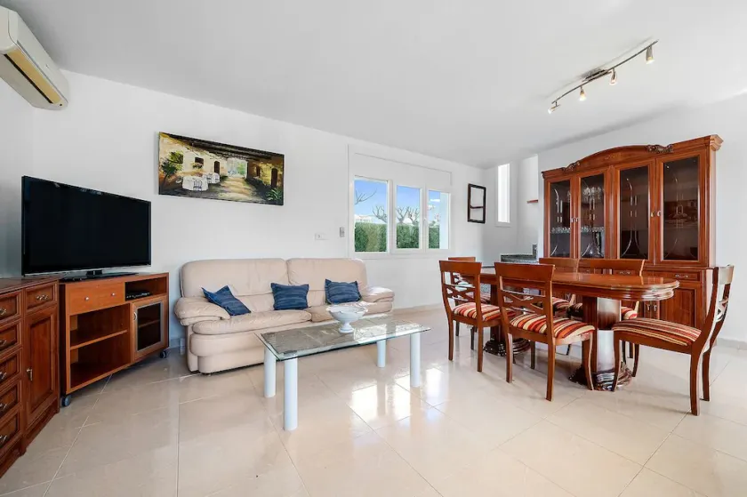 Villa for 10–12 people with air conditioning, located 400 m from the sea. - Image 1