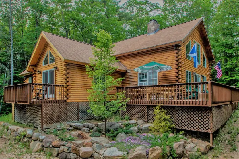 Gorgeous Log Cabin w/ hot tub and large center fireplace - Image 1