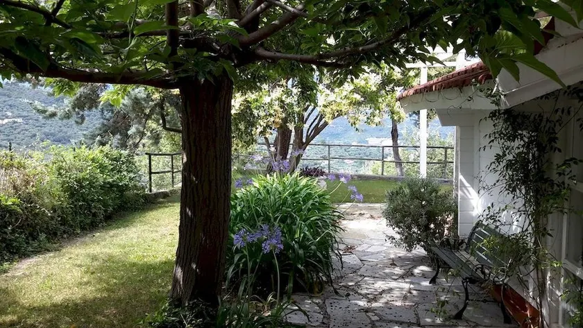 MAGNIFIQUE PETITE MAISON IMMERGÉE DANS LA VERDURE LIGURE - Image 1