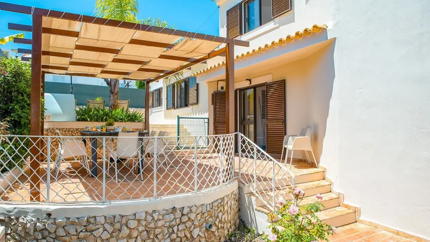 Spacious villa with heatable pool in Albufeira - Image 1