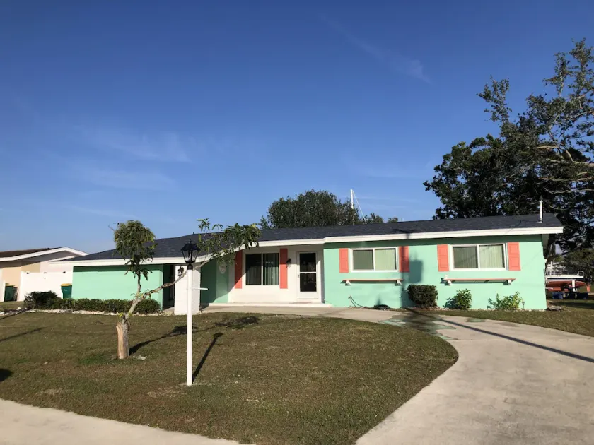 Newly renovated, 3-2 Beautiful canal front. Close to beaches & restaurants - Image 1