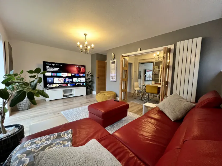 Elegant 4 Bedroom Detached House - Image 1