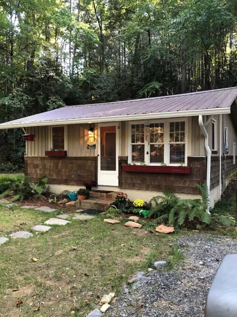 Trails End Cabin, Pet Friendly, Lake James Oasis - Image 1