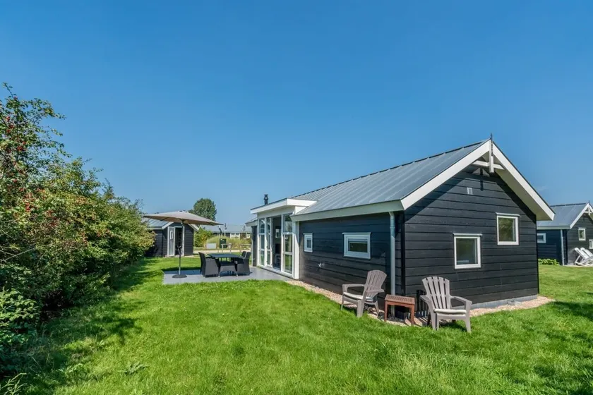 Njut av en modern inredd chalet som ligger i utkanten av parken med fri utsikt. N - Image 1